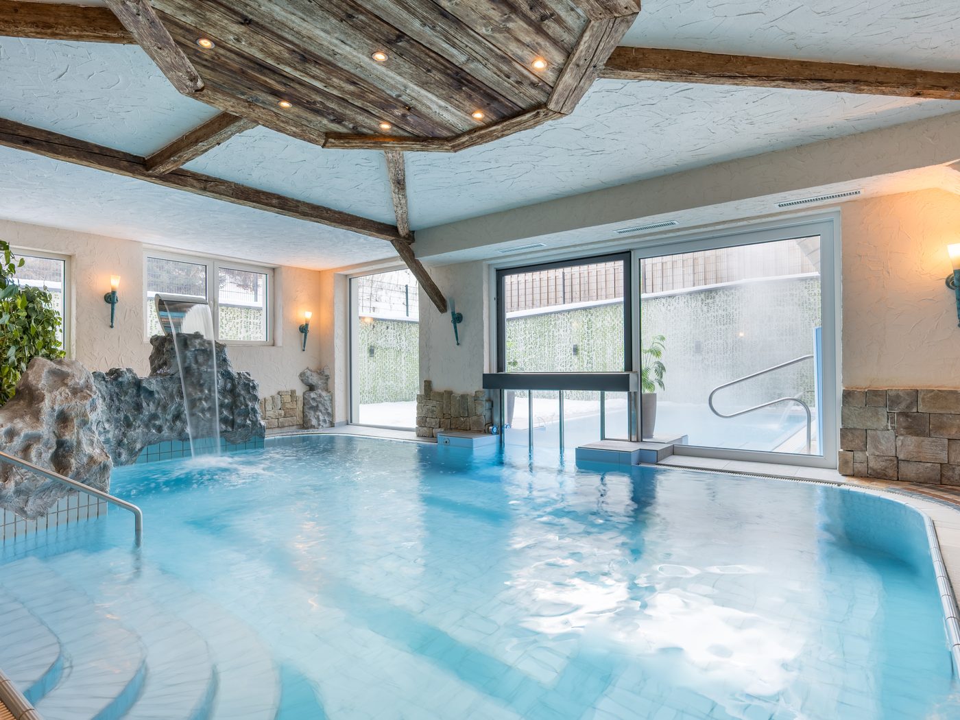 Hallenbad im Hotel Alpenkönigin mit Durchgang zum Außenpool